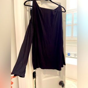 Cold shoulder black knit tee shirt